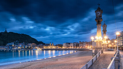 Obraz premium Night view on San Sebastian, Spain