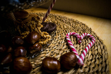 Corazón hecho de bastones de caramelo, en una mesa de dulces