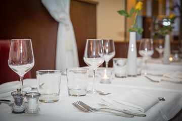 couverts, table dressée