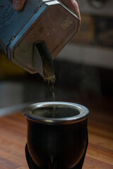 Poniendo yerba en mate