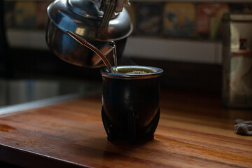 Cebando mate con pava tradicional