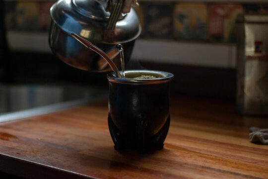 Cebando mate con pava tradicional
