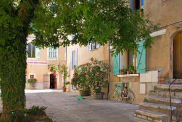 Fototapeta premium Pittoreske Ortsmitte von Régusse, Provence vor der Touristeninformation