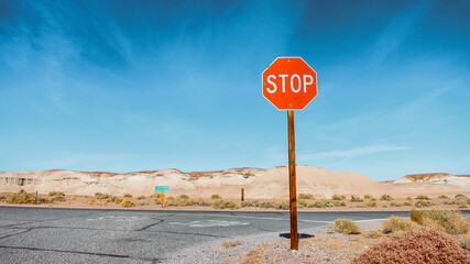 Verkehrsschild STOP: Stoppschild an einer einsamen Straße in der Wüste von Nevada mit einem...