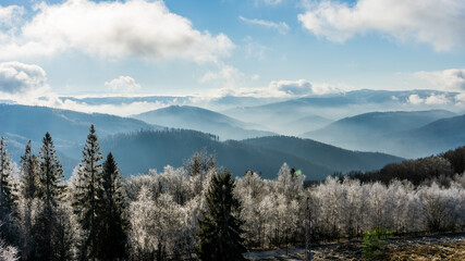 Fototapeta na wymiar Góry, Beskid Śląski, widok z Równicy w zimie. Śląsk, Polska