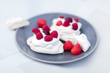 Pavlova aux fraises et aux framboises fait maison