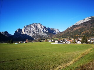 Fototapeta na wymiar Tragöß Steiermark Pfarre und Landschaft