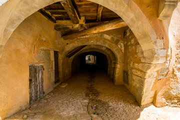 Fototapeta premium Saint-Saturnin-lès-Apt, village médiéval perché du Luberon en Provence-Alpes-Côte-d'Azur. 