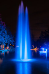 Beleuchtete Wasserfontäne bei Nacht