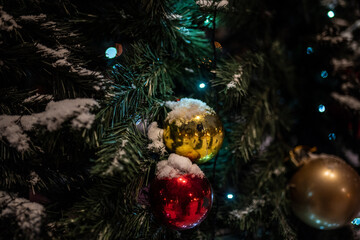 Obraz na płótnie Canvas Christmas bright toys on a green Christmas tree in the city square