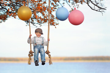 Schaukeln am See mit bunten Ballons