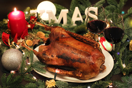 Eine festliche Weihnachtsgans, gef&uuml;llt mit k&ouml;stlichen Brat&auml;pfeln und dazu einen leckeren Rotwein