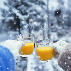 zwei Tassen mit Eierpunsch im Winterwald