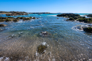 広角レンズで撮影した海岸