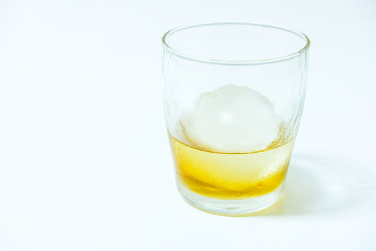 丸い氷とウイスキー
