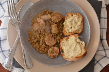 piatto di lenticchie con salsiccia di maiale con crostini con crema di funghi cibo italiano
