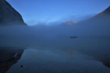 Ein Schiff am Königssee in einer Nebelbank