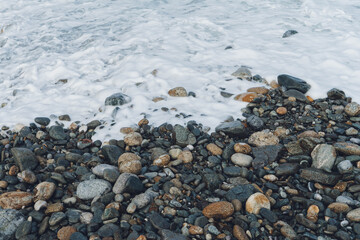 El mar rompe en una playa de piedras en galicia