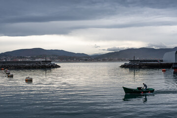 Fototapeta na wymiar barco moviéndose en el puerto de Hondarribia país vasco.