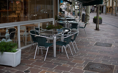 Fototapeta na wymiar Mesas y sillas en una terraza de un bar o restaurante. 