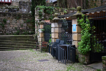 Mesas y sillas en una terraza de un bar o restaurante. 