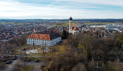 Obraz premium Luftaufnahme von einer Drohne von der Stadtpfarrkirche St. Martin in Marktoberdorf in Bayern