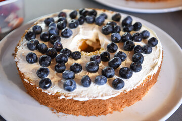 torta con mirtilli frutta guarnire pasticcere pasticceria dolci forno cucinare chef 