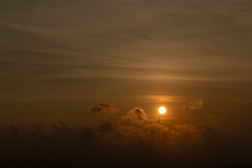 Obraz premium Beautiful sunset red sun over city.