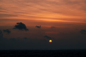 Fototapeta na wymiar Beautiful sunset red sun over city.