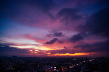Obraz premium Beautiful sunset clouds over city.