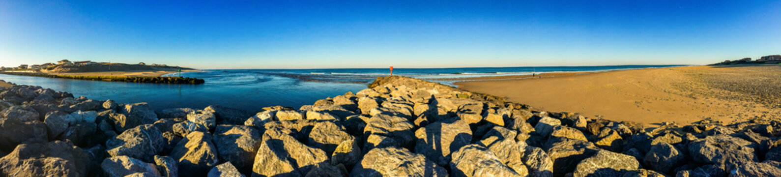 Panorama of Mimizan Current is a coastal river whose course is entirely in the town of Mimizan. Belonging to the family of Landes currents, it is the outlet of the Aureilhan pond.