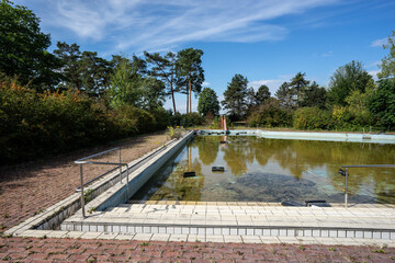 Schwimmbecken eines verlassene Freibads
