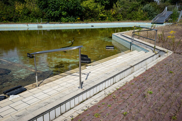 Schwimmbecken eines verlassene Freibads