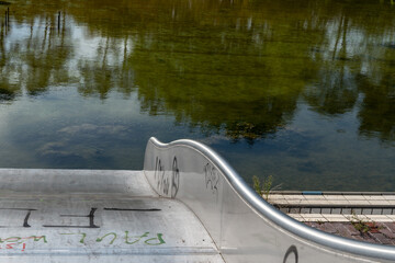 Wasserrutsche in einem geschlossenen Freibad