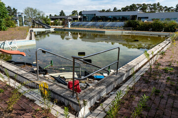 Schwimmbecken eines verlassene Freibads