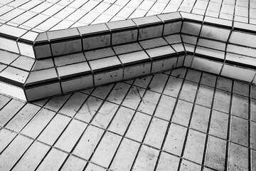 Fliesenboden mit Treppe in einem geschlossenen Hallenbad