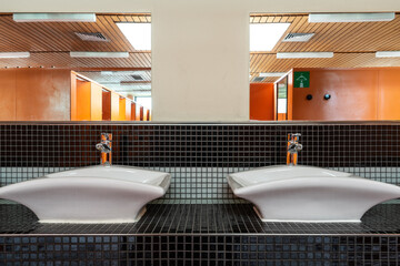 Waschbecken im Umkleidebereich eines geschlossenen Hallenbads