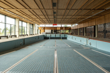 Schwimmbecken eines verlassenen Hallenbads