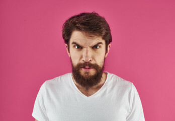 Obraz premium Portrait of a man t-shirt on a pink background cropped view