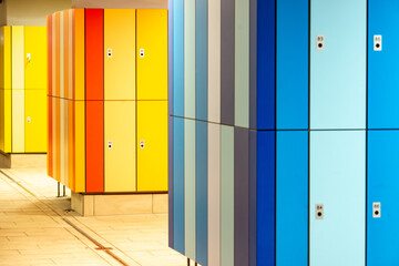 Farbiges Dekor im Umkleidebereich eines geschlossenen Hallenbads