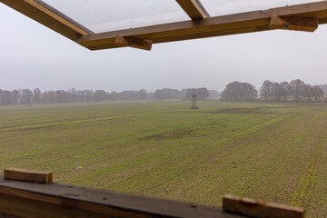 Jagdrevier im Winter, Hochsitz Blick aus der Kanzel, Jagd Jäger Hochsitz im Morgenlicht, Panorama,...