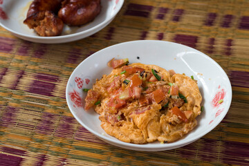 Simple Thai breakfast with an omelette, Issan sausage and sticky rice in the box