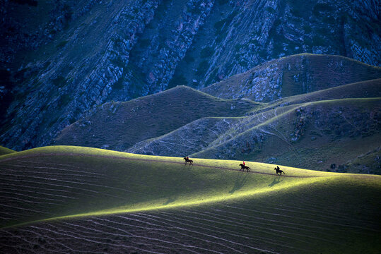 Xinjiang ili kara grassland topped the human body