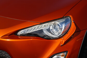 自動車のヘッドライト　Headlight of the car © norikko