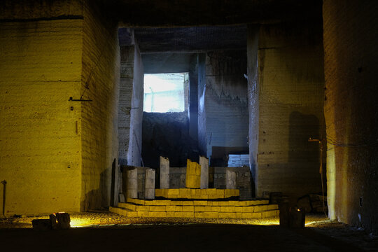 栃木県の大谷石採石場跡