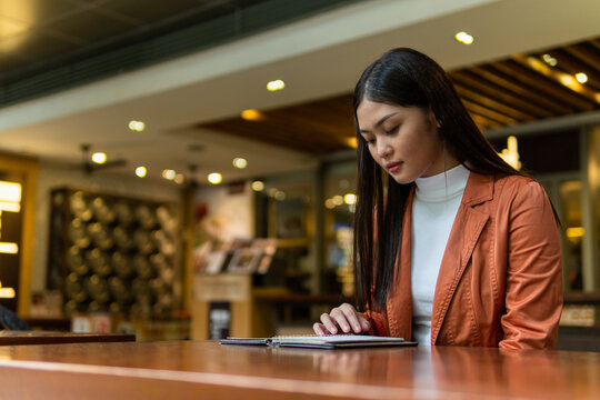 Asian business woman