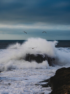 waves slack on the rocks