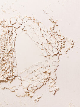 Crushed powder cosmetics