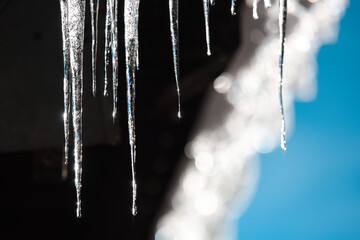 Obraz na płótnie Canvas ghiaccio ghiaccioli sole freddo acqua ghiacciato neve freddo inverno sole ghiaccio scioglie 