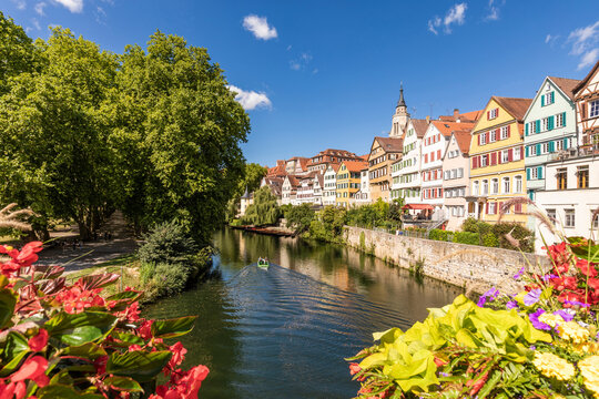 Germany, Baden-Wurttemberg, Tubingen, Neckar river canal with row of townhouses in background